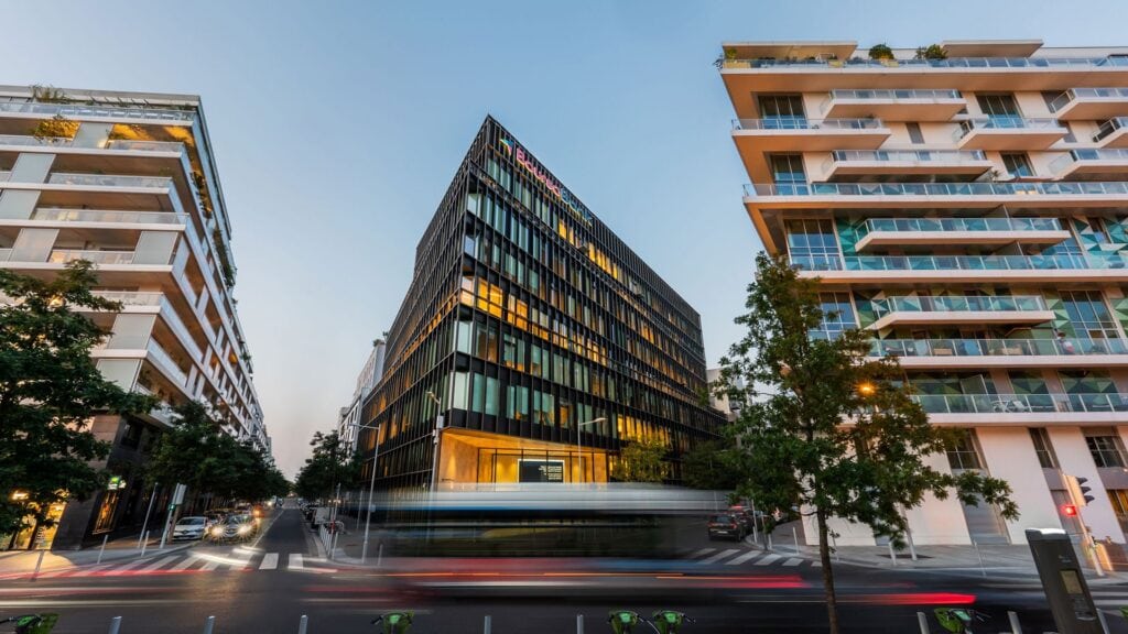 Le siège de BoursoBank, immeuble de bureaux vitré à Boulogne-Billancourt